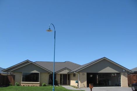 Photo of property in 6 Gwen Place, Redwood, Christchurch, 8051