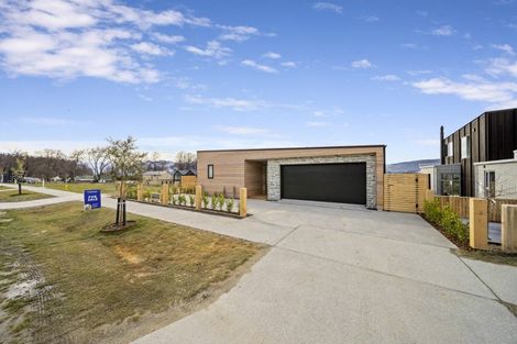 Photo of property in 11 Stoneleigh Drive, Wanaka, 9305
