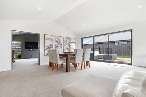 Photo of property in 17 Angus Place, Rangiora, 7400