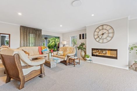 Photo of property in 21 Laguna Place, Matakatia, Whangaparaoa, 0930