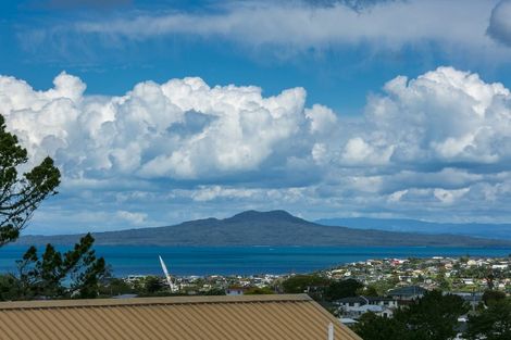 Photo of property in 927 East Coast Road, Northcross, Auckland, 0632