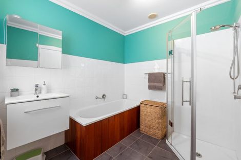 Photo of property in 42 Mountain Road, Henderson Valley, Auckland, 0612