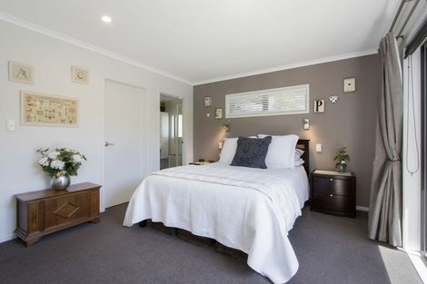 Photo of property in 10 Tranquil Grove, Omokoroa, 3114