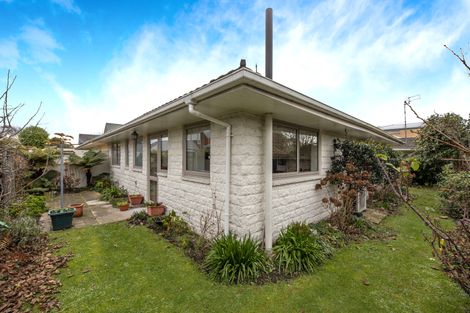 Photo of property in 2/2a Chilcombe Street, Ilam, Christchurch, 8041