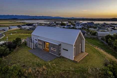 Photo of property in 2 Rangeview Rise, Foxton Beach, Foxton, 4815