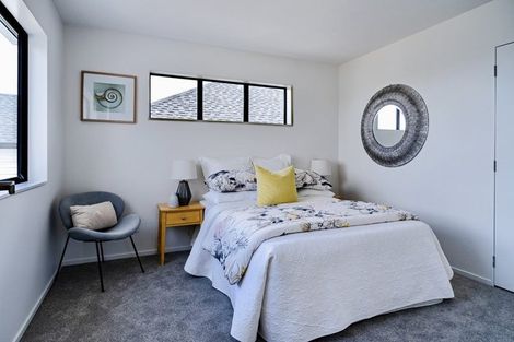 Photo of property in 18a Edgware Road, West Harbour, Auckland, 0618