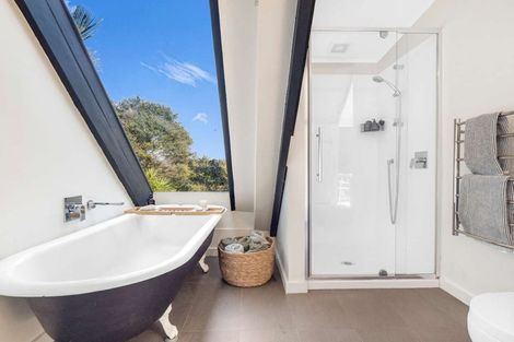 Photo of property in 33 Tainui Road, Titirangi, Auckland, 0604