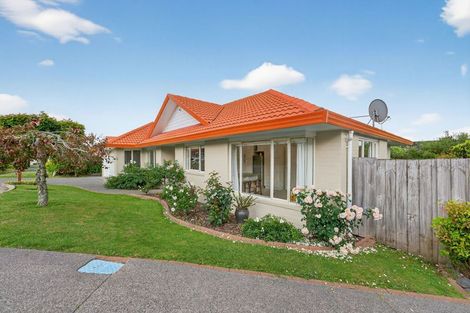 Photo of property in 40 Gillett Place, Botany Downs, Auckland, 2014