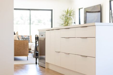 Photo of property in 8 Oakmont Crescent, Waiwhakaiho, New Plymouth, 4312