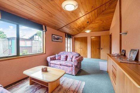 Photo of property in 8 Harrybrook Road, Green Bay, Auckland, 0604