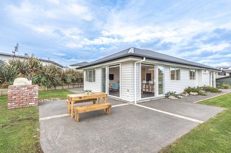Photo of property in 33 Golf Vue Place, Castlecliff, Whanganui, 4501