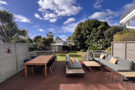 Photo of property in 123 Queens Drive, Lyall Bay, Wellington, 6022