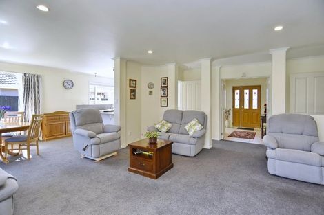 Photo of property in 15 Willowview Drive, Redwood, Christchurch, 8051