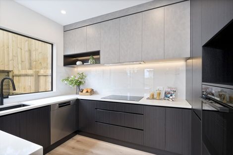 Photo of property in 33 Taipahitini Road, Rosehill, 2113