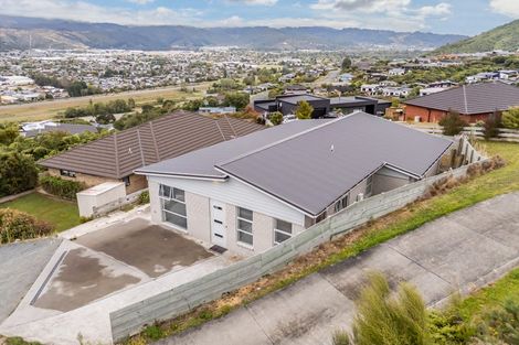 Photo of property in 31 Percy Kinsman Crescent, Riverstone Terraces, Upper Hutt, 5018