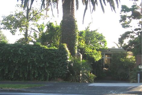 Photo of property in 137 Glenfield Road, Hillcrest, Auckland, 0626