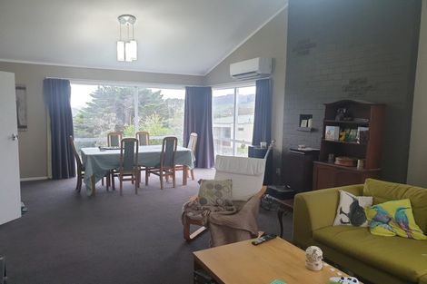 Photo of property in 15 Loasby Crescent, Newlands, Wellington, 6037