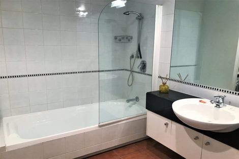 Photo of property in 8a Madeira Lane, Grafton, Auckland, 1023