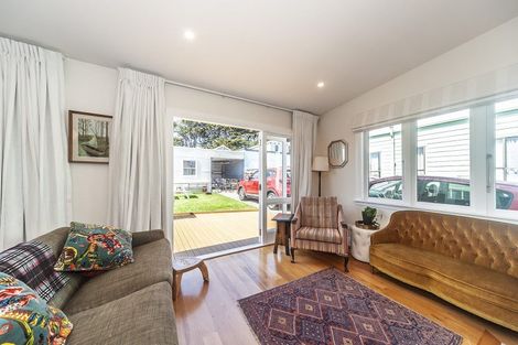 Photo of property in 10 Herald Terrace, Berhampore, Wellington, 6023