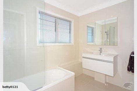 Photo of property in 296 East Coast Road, Forrest Hill, Auckland, 0620
