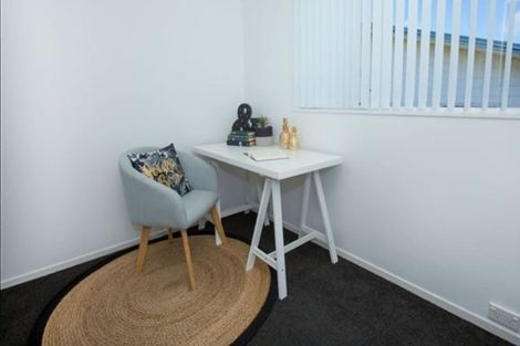 Photo of property in 12a Kingsbridge Place, Newlands, Wellington, 6037