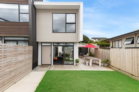 Photo of property in 3/15 Chivalry Road, Glenfield, Auckland, 0629