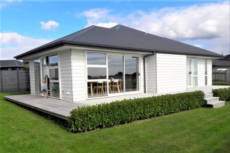 Photo of property in 11 Saint Heliers Grove, Fitzherbert, Palmerston North, 4410