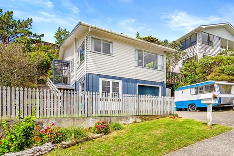 Photo of property in 32 Chapman Street, Newlands, Wellington, 6037