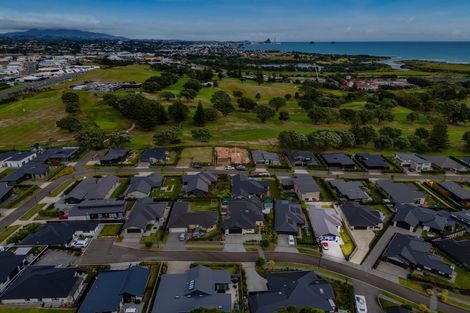 Photo of property in 8 Oakmont Crescent, Waiwhakaiho, New Plymouth, 4312