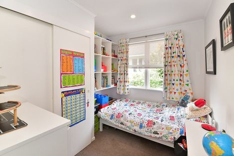 Photo of property in 1/5 September Place, Forrest Hill, Auckland, 0620