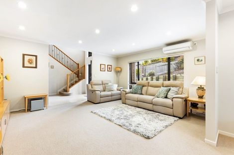 Photo of property in 3 Bintulu Place, Fairview Heights, Auckland, 0632