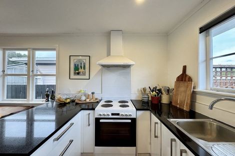 Photo of property in 10 Birdwood Road, Swanson, Auckland, 0612