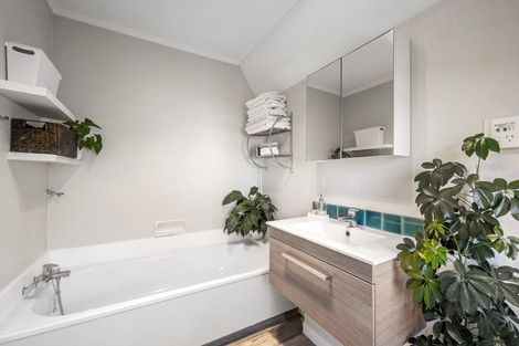 Photo of property in 9/354 Muritai Road, Eastbourne, Lower Hutt, 5013