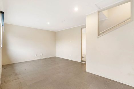 Photo of property in 32 Aviemore Drive, Highland Park, Auckland, 2010
