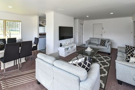 Photo of property in 1 Loughinisland Place, Weymouth, Auckland, 2103