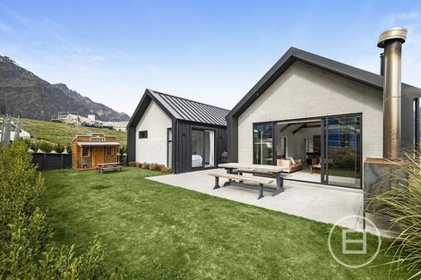 Photo of property in 52 Cunninghams Drive, Jacks Point, Queenstown, 9371