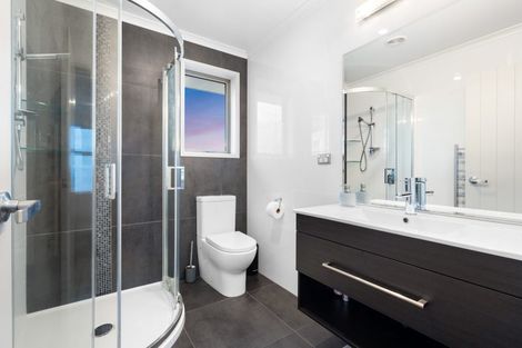 Photo of property in 28 Resolution Drive, Gulf Harbour, Whangaparaoa, 0930