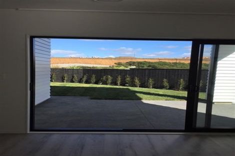 Photo of property in 27 Syd Grant Crescent, Orewa, 0931