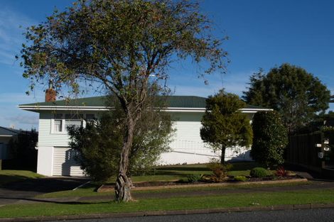 Photo of property in 7 Paparoa Road, Cockle Bay, Auckland, 2014