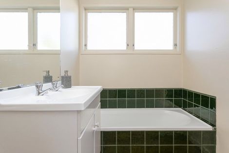 Photo of property in 25 Kereru Street, Two Mile Bay, Taupo, 3330