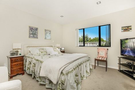 Photo of property in 46 Royalle Mews, Botany Downs, Auckland, 2010