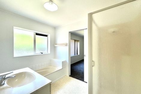 Photo of property in 17 Horlicks Place, Randwick Park, Auckland, 2105