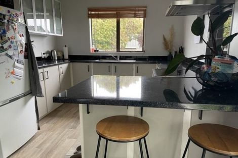 Photo of property in 2/4 Colonial Place, Kelvin Grove, Palmerston North, 4414