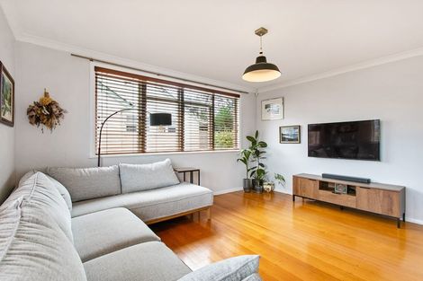 Photo of property in 25 Clairville Crescent, Wai O Taiki Bay, Auckland, 1072