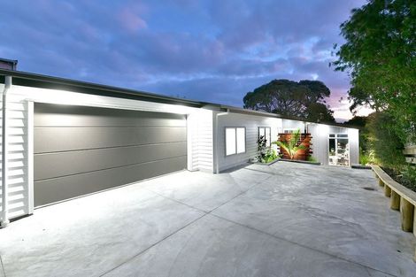 Photo of property in 17 Shakespear Road, Army Bay, Whangaparaoa, 0930