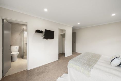 Photo of property in 16 Twin Parks Rise, Papakura, 2110