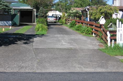 Photo of property in 2/133 Edgewater Drive, Pakuranga, Auckland, 2010