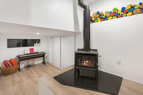 Photo of property in 24 Valley Road, Titirangi, Auckland, 0604