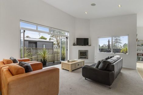 Photo of property in 11 William Bayes Place, Red Beach, 0932