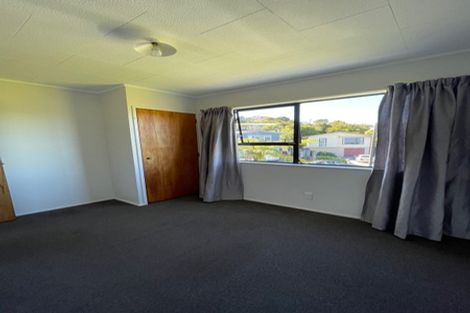 Photo of property in 26 Cheltenham Terrace, Newlands, Wellington, 6037